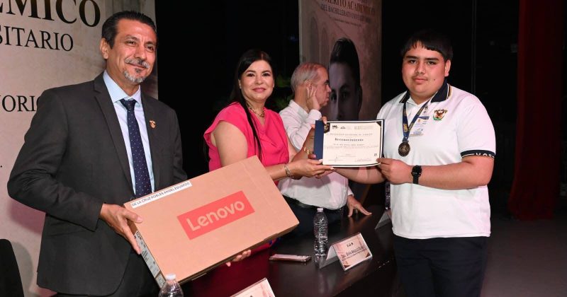 Angel Eduardo De la Cruz Robles alumno premiado por obtener el Segundo lugar en el examen Rafael Buelna Tenorio