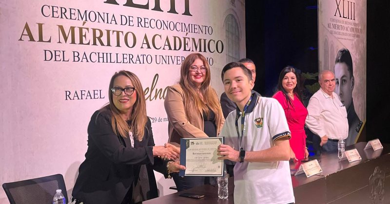 Reconocimiento a un destacado exalumno de la preparatoria San Ignacio